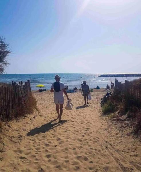 studio 25m2 climatisé - wifi gratuit - situé 150 metres mer - parking - avec balcon La Grande-Motte Esterno foto